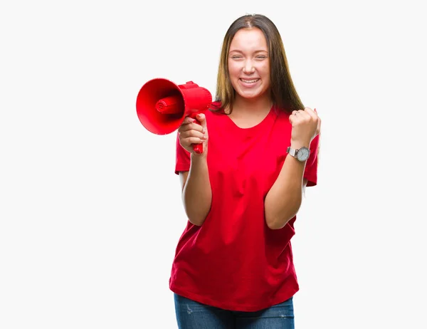 Jonge Kaukasische Vrouw Schreeuwen Door Megafoon Geïsoleerde Achtergrond Schreeuwen Trots — Stockfoto