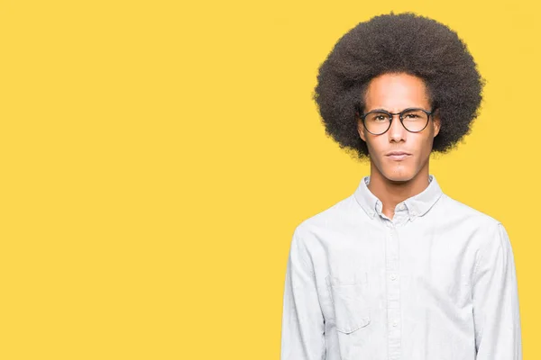 Νεαρός Αφρικανική Αμερικανική Άνθρωπος Αφρο Μαλλιά Φορώντας Γυαλιά Σκεπτικιστής Και — Φωτογραφία Αρχείου