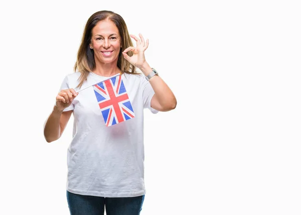 Mulher Hispânica Meia Idade Segurando Bandeira Reino Unido Sobre Fundo — Fotografia de Stock