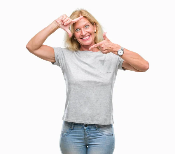 Blonde Vrouw Van Middelbare Leeftijd Geïsoleerde Achtergrond Glimlachend Maken Frame — Stockfoto