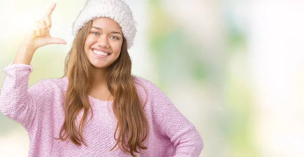 Mulher Morena Bonita Nova Usando Suéter Chapéu Inverno Sobre Fundo — Fotografia de Stock