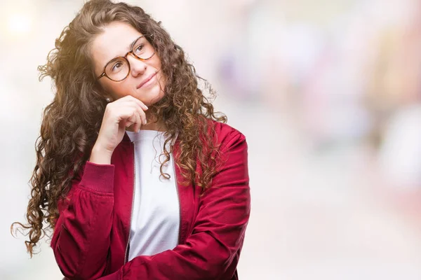 Bella Bruna Capelli Ricci Ragazza Che Indossa Giacca Occhiali Sfondo — Foto Stock