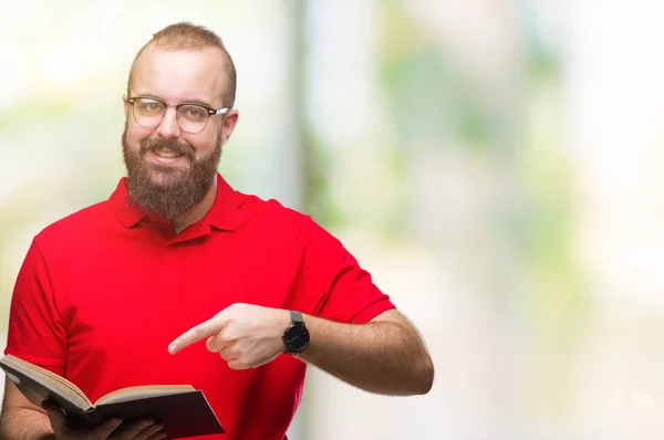 Junger Hipster Mann Trägt Brille Und Liest Vor Isoliertem Hintergrund — Stockfoto