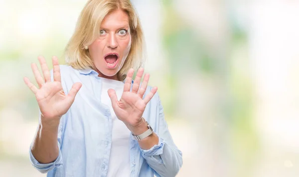 Medelålders Blond Kvinna Över Isolerade Bakgrund Rädd Och Skräckslagen Med — Stockfoto
