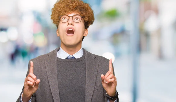 Joven Hombre Negocios Guapo Con Gafas Afro Vistiendo Asombrado Sorprendido — Foto de Stock