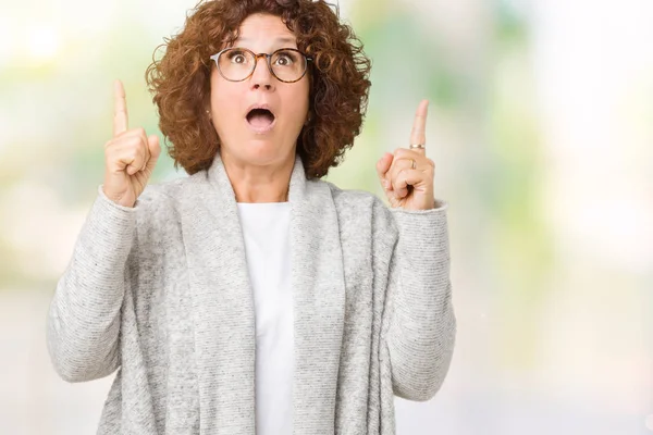 Hermosa Mujer Mediana Edad Ager Usando Chaqueta Gafas Sobre Fondo —  Fotos de Stock