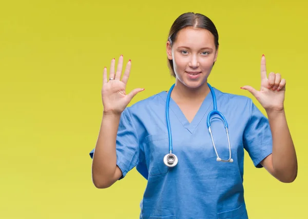 Vrouw Van Jonge Kaukasische Dokter Medische Uniform Dragen Geïsoleerde Achtergrond — Stockfoto