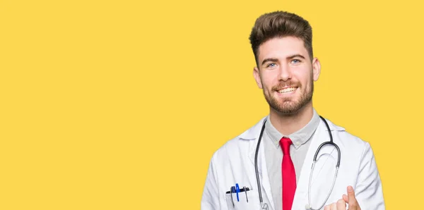 Dokter Muda Tampan Mengenakan Mantel Medis Beckoning Datang Sini Isyarat — Stok Foto
