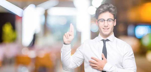 Genç Adamı Gözlük Izole Üzerinden Swearing Göğüs Bir Sadakat Sözü — Stok fotoğraf