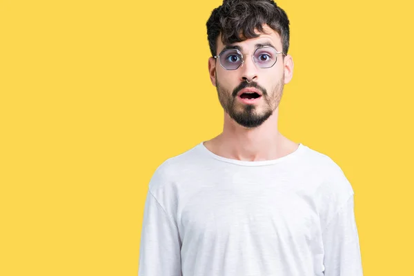 Joven Hombre Guapo Con Gafas Sol Sobre Fondo Aislado Asustado —  Fotos de Stock