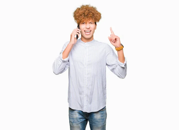 幸せそうな顔 ナンバーワンのアイデアや質問ポインティング指で驚いて 電話で話している若いハンサムな男 — ストック写真