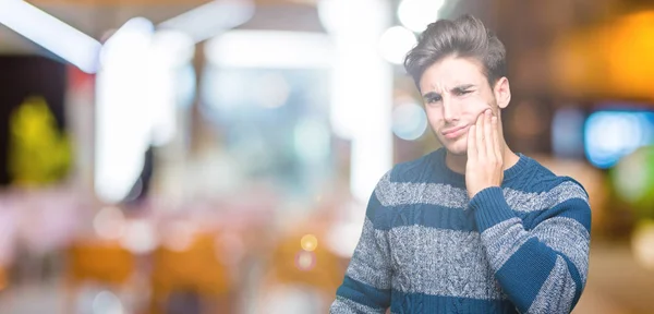 Joven Hombre Guapo Sobre Fondo Aislado Tocando Boca Con Mano —  Fotos de Stock