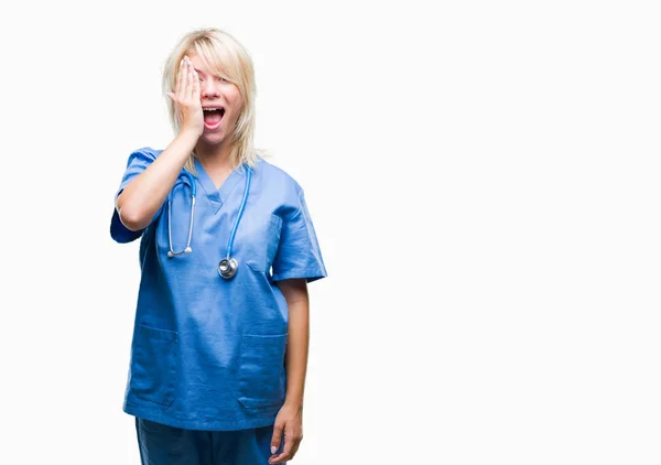 Jovem Bela Mulher Médica Loira Vestindo Uniforme Médico Sobre Fundo — Fotografia de Stock