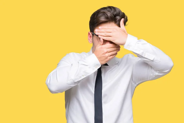 Joven Hombre Negocios Con Gafas Sobre Fondo Aislado Cubriendo Los —  Fotos de Stock