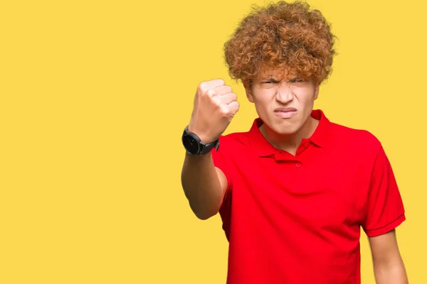 怒っている 怒ってイライラして怒りで叫びながら激怒の拳を上げる赤い シャツを着てアフロの髪の若いハンサムな男 怒りと攻撃的な概念 — ストック写真