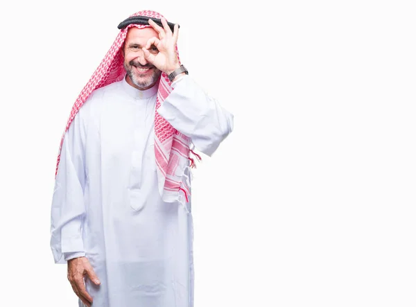 Magas Rangú Arab Ember Keffiyeh Elszigetelt Háttérben Gesztus Mosolyogva Szemmel — Stock Fotó