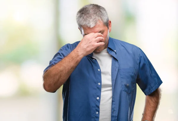 Knappe Senior Man Geïsoleerde Achtergrond Moe Wrijven Neus Ogen Vermoeidheid — Stockfoto