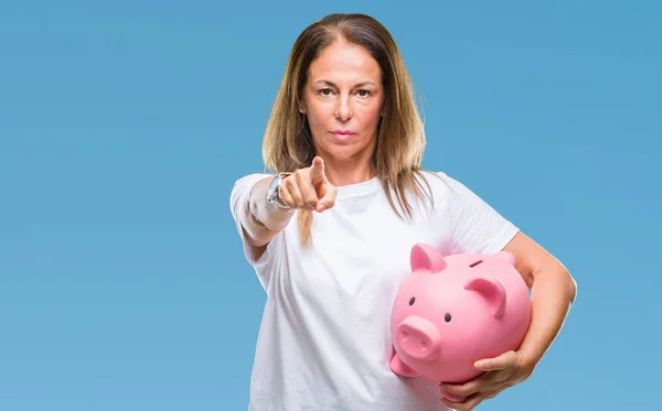 Mujer Hispana Mediana Edad Ahorrando Dinero Usando Alcancía Sobre Fondo — Foto de Stock