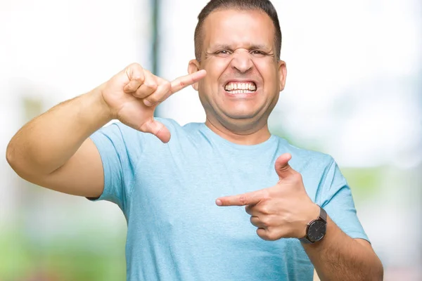 Middelbare Leeftijd Arabische Man Blauw Shirt Dragen Geïsoleerde Achtergrond Glimlachend — Stockfoto