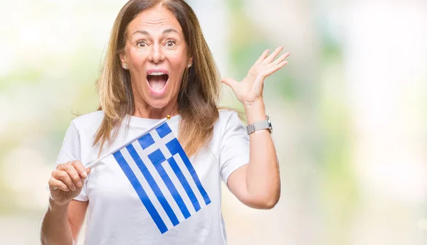 Mulher Hispânica Meia Idade Segurando Bandeira Grécia Sobre Fundo Isolado — Fotografia de Stock