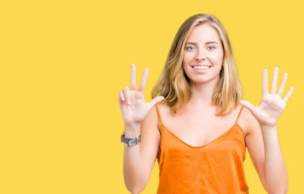 Hermosa Mujer Joven Con Camisa Naranja Sobre Fondo Aislado Que — Foto de Stock