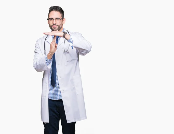 Guapo Joven Doctor Hombre Sobre Aislado Fondo Haciendo Tiempo Fuera — Foto de Stock