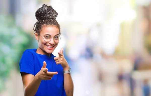 Jovem Trançado Cabelo Afro Americano Menina Vestindo Óculos Sobre Fundo — Fotografia de Stock