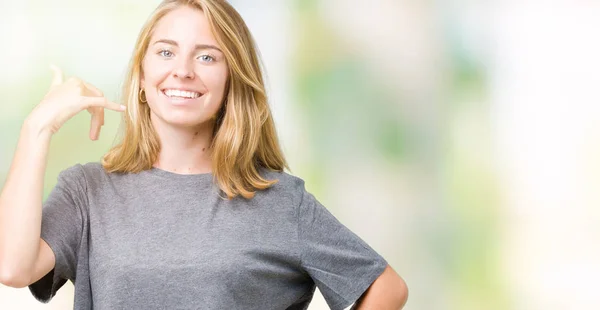 Mooie Jonge Vrouw Oversize Casual Shirt Dragen Geïsoleerde Achtergrond Doen — Stockfoto