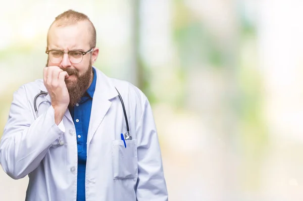 Jeune Médecin Caucasien Homme Portant Manteau Médical Blanc Sur Fond — Photo