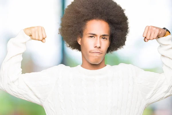 Молодий Афроамериканець Людиною Афро Волосся Носити Взимку Светр Показ Зброї — стокове фото
