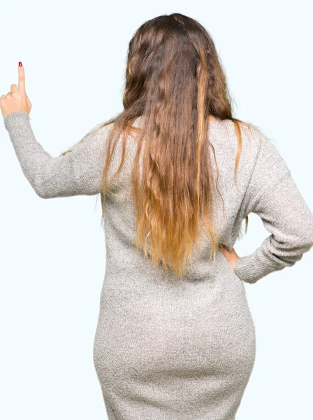 Junge Schöne Frau Winterkleid Posiert Rückwärts Und Zeigt Mit Der — Stockfoto