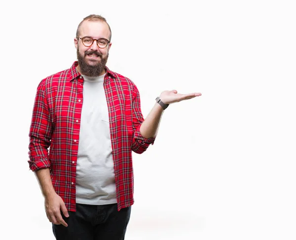 Joven Hombre Hipster Caucásico Con Gafas Sobre Fondo Aislado Sonriendo —  Fotos de Stock