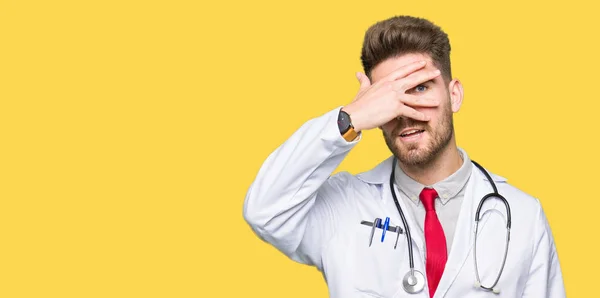 Νεαρός Γιατρός Όμορφος Άνθρωπος Φορώντας Ιατρική Παλτό Peeking Κατάσταση Σοκ — Φωτογραφία Αρχείου
