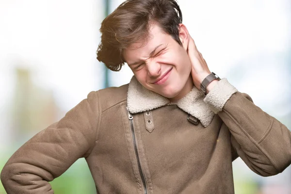 Ung Vacker Man Bär Vinterpäls Över Isolerade Bakgrund Lidande Värk — Stockfoto