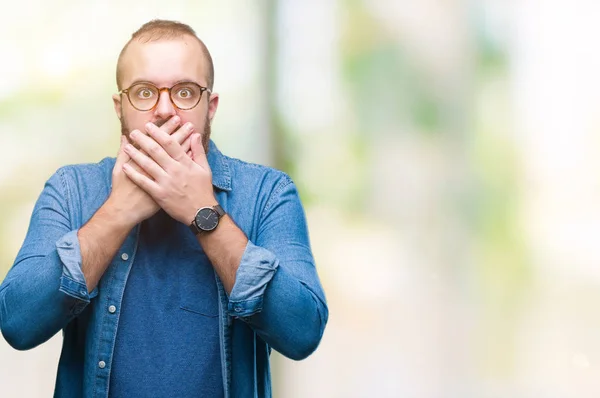 Giovane Hipster Caucasico Che Indossa Occhiali Sfondo Isolato Scioccato Coprendo — Foto Stock