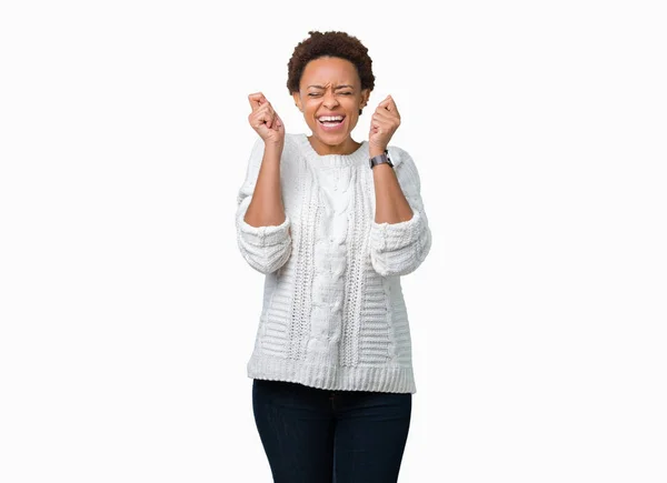 Красивая Молодая Африканская Американка Свитере Изолированном Фоне Взволнованная Успехом Поднятыми — стоковое фото