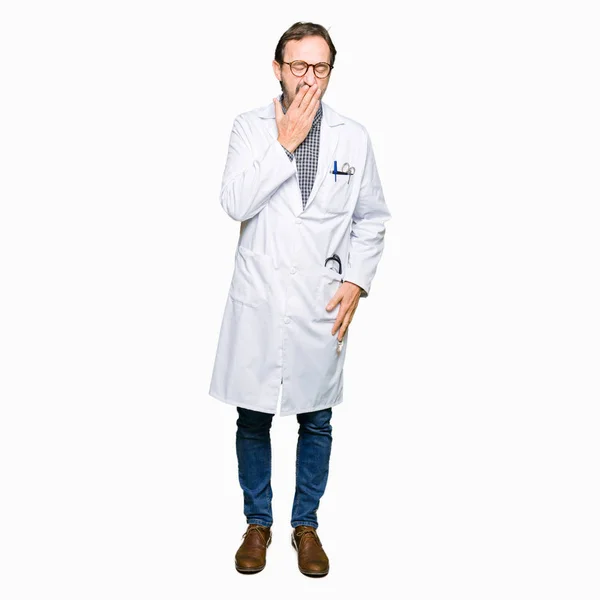 Średnim Wieku Lekarz Mężczyzn Noszenie Medycznych Płaszcz Znudzony Ziewa Zmęczony — Zdjęcie stockowe