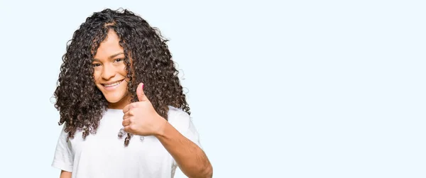 Mooie Jongedame Met Krullend Haar Met Witte Shirt Gelukkig Duimschroef — Stockfoto