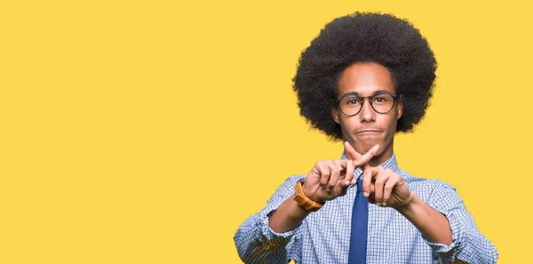 Joven Hombre Negocios Afroamericano Con Cabello Afro Usando Gafas Expresión —  Fotos de Stock