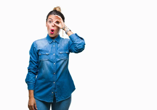 Giovane Bella Donna Sfondo Isolato Facendo Gesto Scioccato Con Faccia — Foto Stock