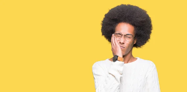 Молодий Афроамериканець Людиною Афро Волосся Окулярах Торкаючись Рота Рукою Болючою — стокове фото