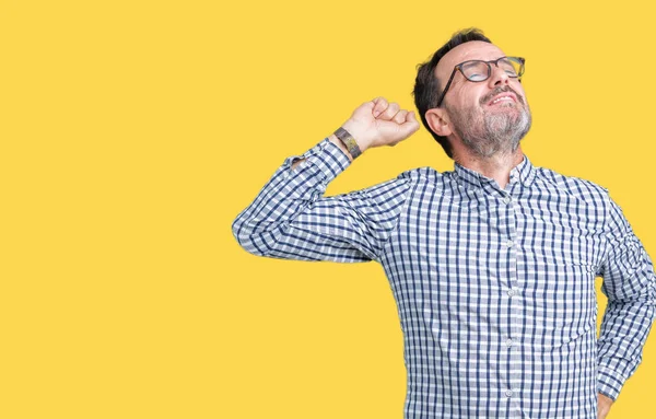 Bonito Homem Sênior Meia Idade Elegante Usando Óculos Sobre Fundo — Fotografia de Stock