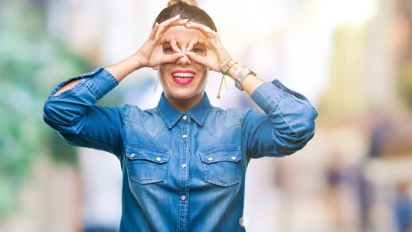 Mulher Bonita Nova Sobre Fundo Isolado Fazendo Gesto Como Binóculos — Fotografia de Stock