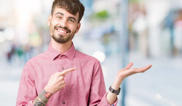 Joven Hombre Guapo Con Camisa Rosa Sobre Fondo Aislado Sorprendido — Foto de Stock