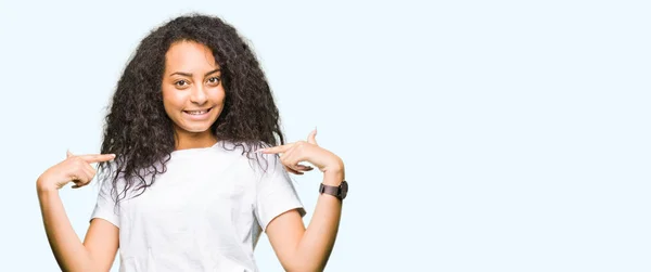 Junges Schönes Mädchen Mit Lockigem Haar Trägt Legeres Weißes Shirt — Stockfoto