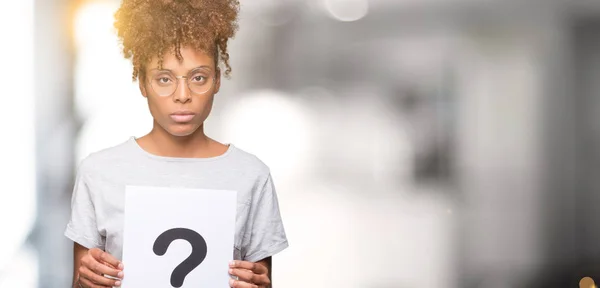 Jovem Afro Americana Segurando Papel Com Ponto Interrogação Sobre Fundo — Fotografia de Stock