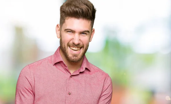 Gülümseyen Başarı Için Çığlık Genç Yakışıklı Casual Adamı Çok Mutlu — Stok fotoğraf