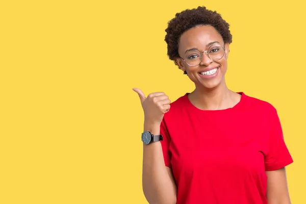 Bella Giovane Donna Afro Americana Che Indossa Occhiali Sfondo Isolato — Foto Stock