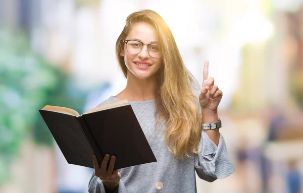 Jovem Bela Mulher Loira Lendo Livro Sobre Fundo Isolado Surpreso — Fotografia de Stock