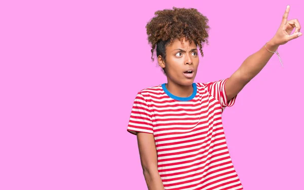 Beautiful Young African American Woman Isolated Background Pointing Finger Surprised — Stock Photo, Image